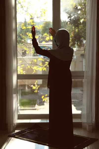 Junge Muslimin Betet Hause — Stockfoto
