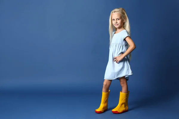 Niedliches Mädchen Modischer Kleidung Auf Farbigem Hintergrund — Stockfoto