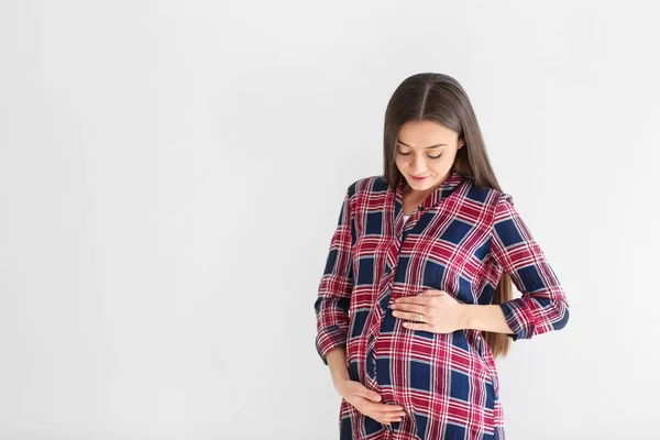 Hermosa Mujer Embarazada Sobre Fondo Claro — Foto de Stock