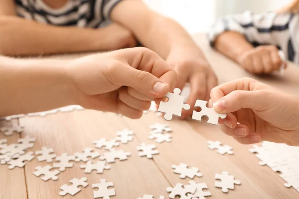 Les Jeunes Assemblant Puzzle Sur Table Bois — Photo