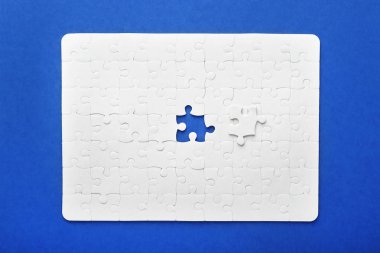 Parça renk arka plan üzerinde beyaz jigsaw puzzle