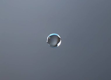 Damla su gri arka plan üzerinde