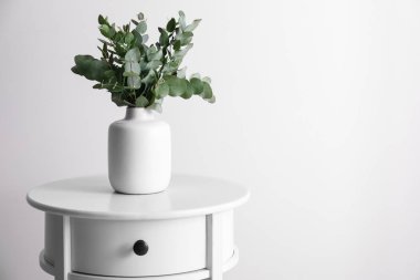 Masada yeşil okaliptüs dalları ile vazo