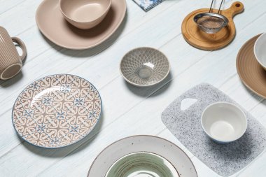 Beyaz ahşap arka plan üzerinde temiz sofra ayarla