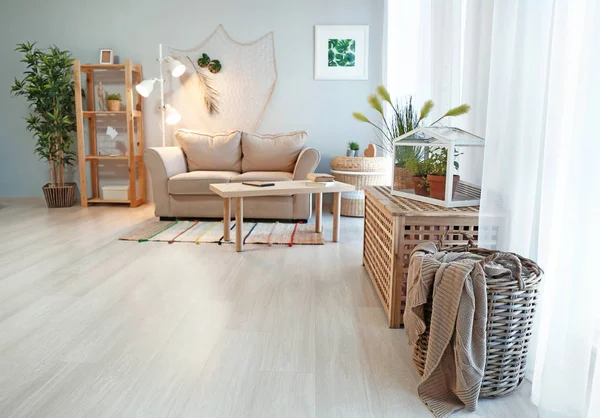 Hangulatos Nappali Belső Eco Stílusban Kényelmes Bútorokkal Zöld Növények — Stock Fotó