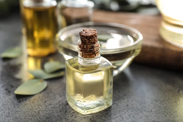 Flasche Mit Ätherischem Eukalyptusöl Auf Dem Tisch — Stockfoto