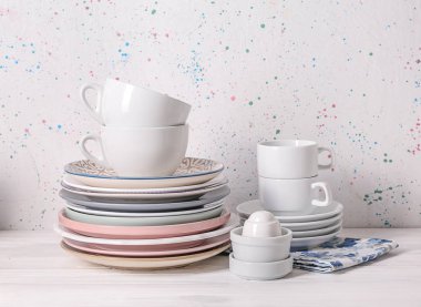 Temiz dishware beyaz masaya ayarla