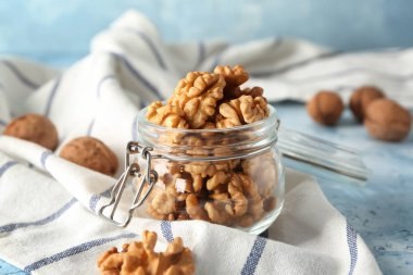 Cam kavanoz masada kabuklu ceviz ile