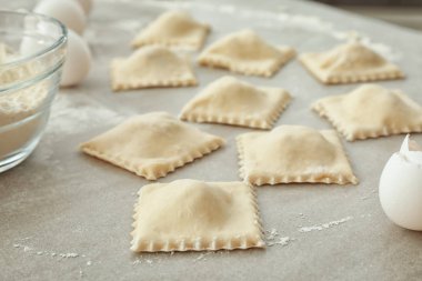 Masada lezzetli çiğ Mantı