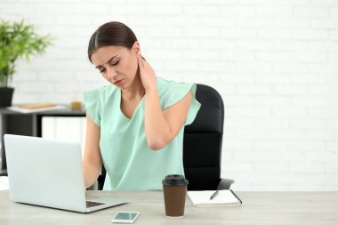 Ofiste çalışırken boyun ağrısı acı kadın