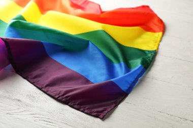 Gökkuşağı Lgbt bayrağı Beyaz ahşap arka planda, portre