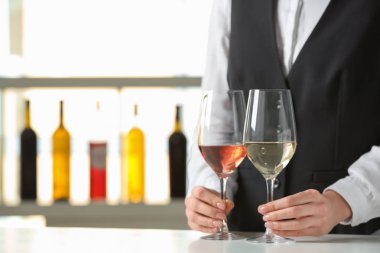 Partide farklı şarap gözlüklü garson