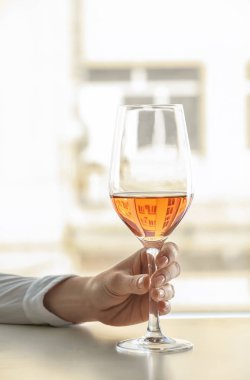 Masada şarap kadınla