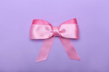 Renk arka plan üzerinde pembe kurdele güzel yay yapılmış