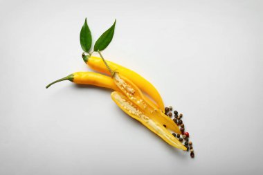 beyaz zemin üzerine sarı biber