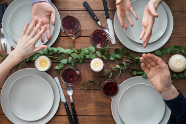 Restoranda vakit arkadaşlar