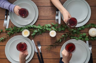 Restoranda şarap içme arkadaş