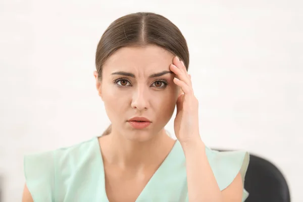 Mujer Que Sufre Dolor Cabeza Interiores —  Fotos de Stock