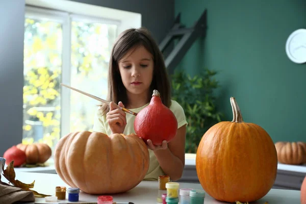 Linda Niña Preparando Calabaza Para Halloween Casa — Foto de Stock