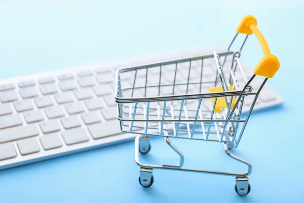 Small Cart Computer Keyboard Table Internet Shopping Concept — Stock Photo, Image