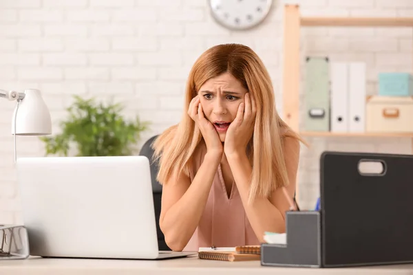 Mujer Teniendo Ataque Pánico Lugar Trabajo —  Fotos de Stock