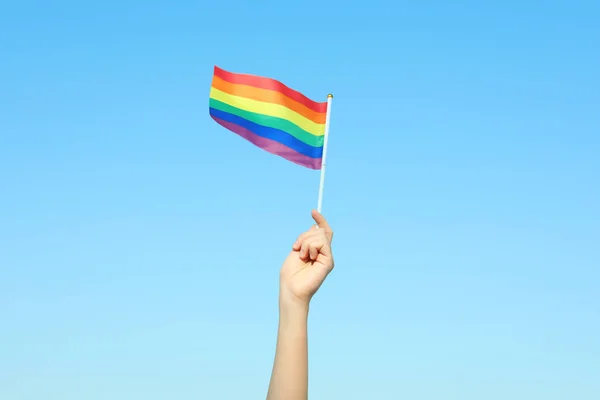 Vrouw Met Lgbt Regenboogvlag Tegen Blauwe Hemel — Stockfoto