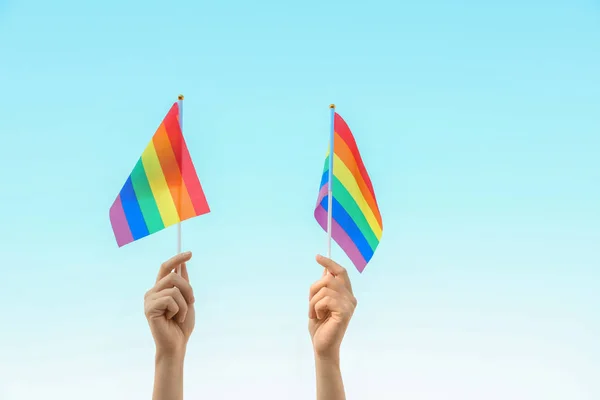 Mulher Segurando Bandeiras Lgbt Arco Íris Contra Céu Azul — Fotografia de Stock