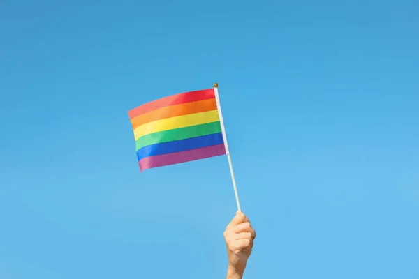 Mulher Segurando Arco Íris Bandeira Lgbt Contra Céu Azul — Fotografia de Stock