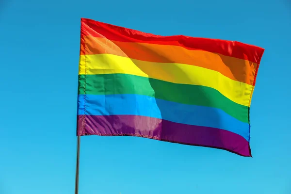 Rainbow Lgbt Vlag Zwaaien Tegen Blauwe Hemel — Stockfoto