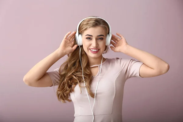 Hermosa Joven Escuchando Música Sobre Fondo Color —  Fotos de Stock
