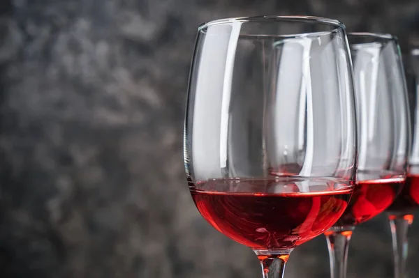 Gelas Anggur Dengan Latar Belakang Abu Abu Tutup — Stok Foto