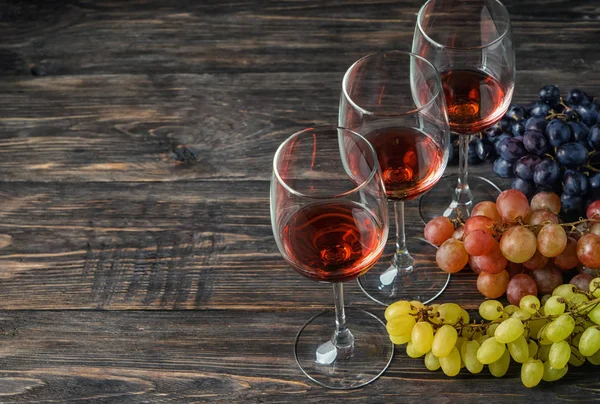 Bicchieri Vino Uva Tavola Legno — Foto Stock