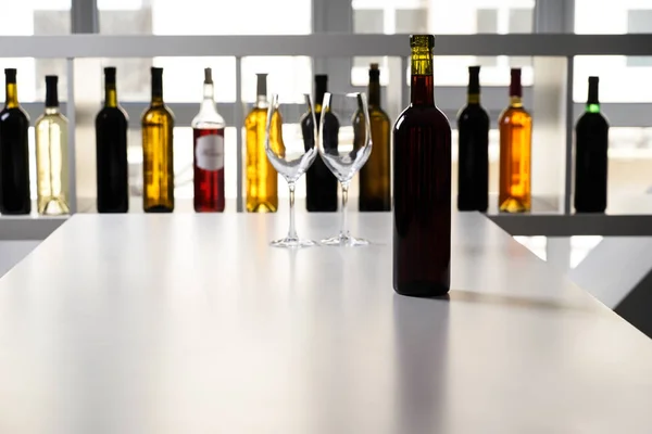 Botella Vino Dos Vasos Vacíos Mesa Bar — Foto de Stock