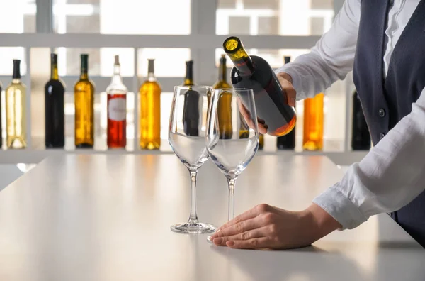 Mujer Vertiendo Sabroso Vino Vaso Sobre Mesa — Foto de Stock