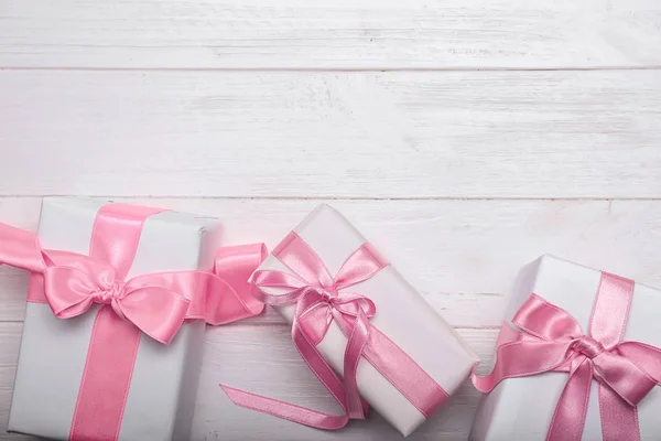 Подарункові Коробки Рожевими Стрічками Білому Дерев Яному Фоні — стокове фото