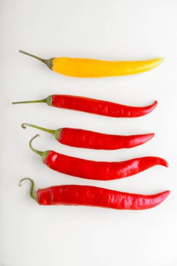 Işık arka plan üzerinde taze biber