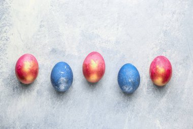 Paskalya yumurtaları renkli arka plan üzerinde