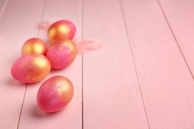 Paskalya yumurtaları renk ahşap arka plan üzerinde