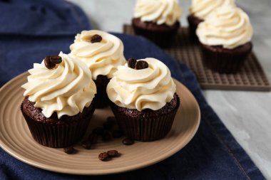 Plaka üzerinde lezzetli çikolata cupcakes