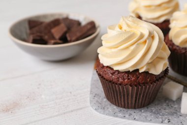 Beyaz masada lezzetli çikolatalı kek