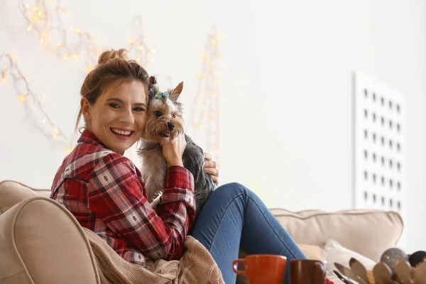 Mulher Com Cão Bonito Descansando Casa — Fotografia de Stock