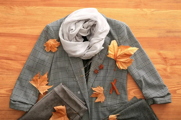 Stijlvolle Outfit Met Herfstbladeren Houten Achtergrond Bovenaanzicht — Stockfoto
