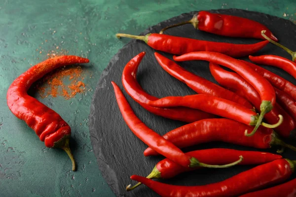 Čerstvé Chilli Papričky Břidlicové Desky — Stock fotografie