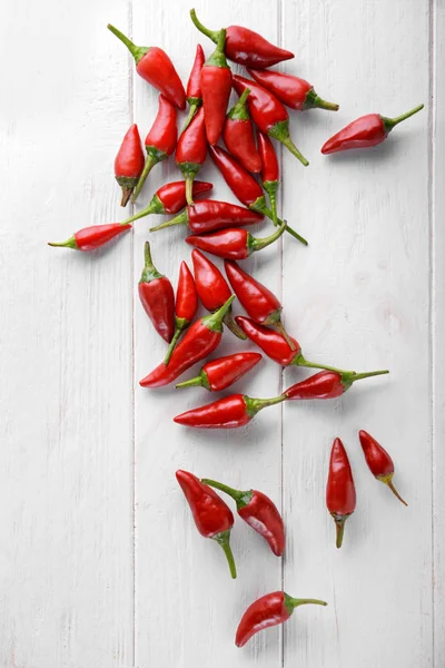 Čerstvé Chilli Papričky Bílém Pozadí Dřevěná — Stock fotografie