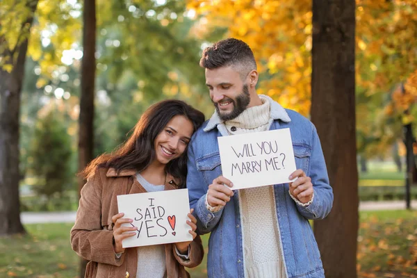 Happy Couple Making Proposal Autumn Park — Stock Photo, Image