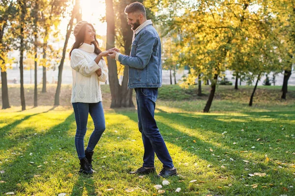 Jonge Man Brengen Verlovingsring Aan Verloofde Van Vinger Herfst Park — Stockfoto