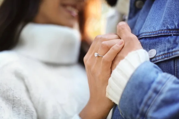 Jeune Homme Avec Bague Fiançailles Bien Aimée Gros Plan — Photo