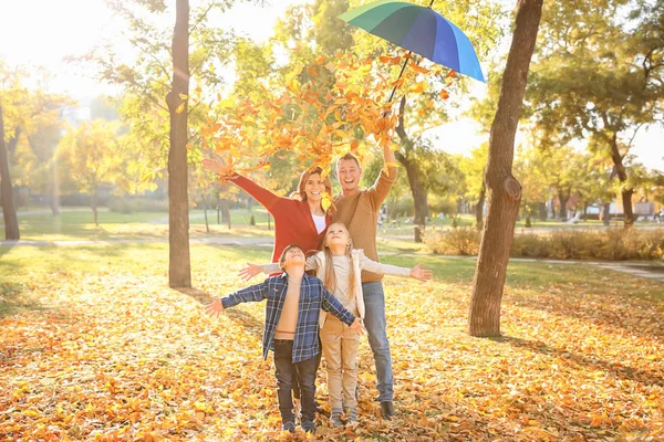 Счастливая Семья Осеннем Парке — стоковое фото