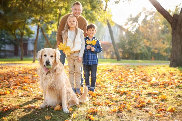 Счастливая Семья Собакой Осеннем Парке — стоковое фото