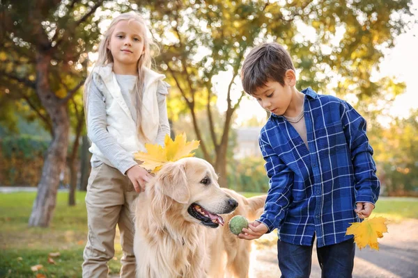 Lindos Niños Con Perro Parque Otoño —  Fotos de Stock